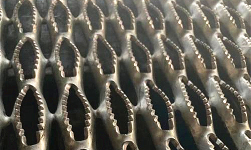 Serrated safety grating