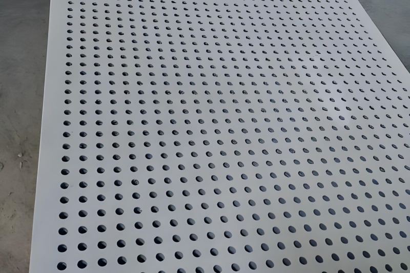 Muffled perforated plate